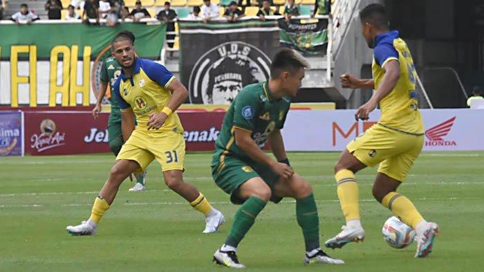 Pencetak gol Barito Putera, Murilo Mendes (kiri) membayangi pemain Persebaya Surabaya Sho Yamamoto (tengah) pada pertandingan yang berlangsung di Stadion Gelora Bung Tomo (GBT) Surabaya, Sabtu (8/7/2023).
