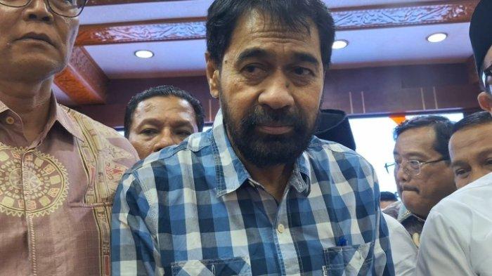 Gubernur Aceh, Muzakir Manaf (Mualem), memberikan keterangan pers usai melakukan pertemuan dengan Forbes DPR/DPD RI membahas soal status kepemilikan 4 pulau, Jumat (13/6/2025) malam di Pendopo Gubernur Aceh.