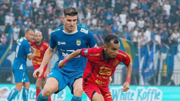 Nick Kuipers saat mengawal Riko Simanjuntak di laga Persib Bandung vs Persija Jakarta