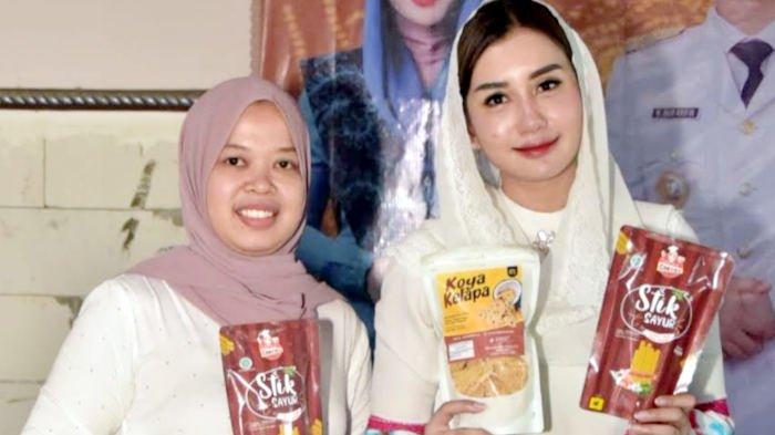 Ketua Dewan Kerajinan Nasional Daerah (Dekranasda) Trenggalek, Novita Hardini memfasilitasi pemasaran dan endorse gratis untuk pelaku UMKM di  Kabupaten Trenggalek melalui program e-Bun.