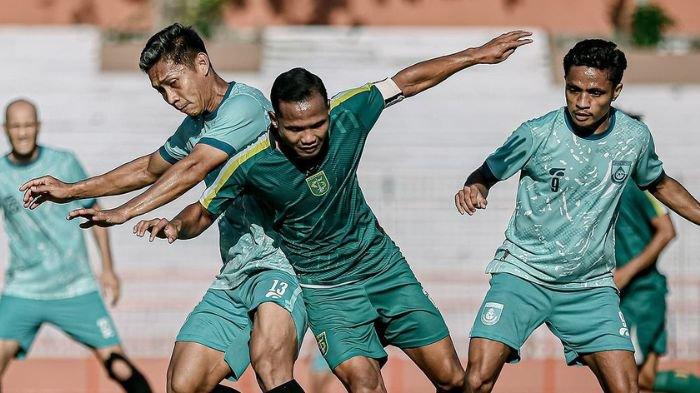 Oktafianus Fernando menjadi kapten saat Persebaya Surabaya beruji coba melawan Gresik United
