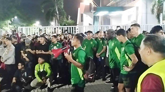 BONEK DEMONSTRASI - Bonek melakukan aksi demonstrasi kepada tim Persebaya di Stadion Gelora Bung Tomo, Surabaya pada Jumat (31/1/2025) malam. Mereka meluapkan kekecewaan akibat Persebaya lima laga terakhir puasa kemenangan.