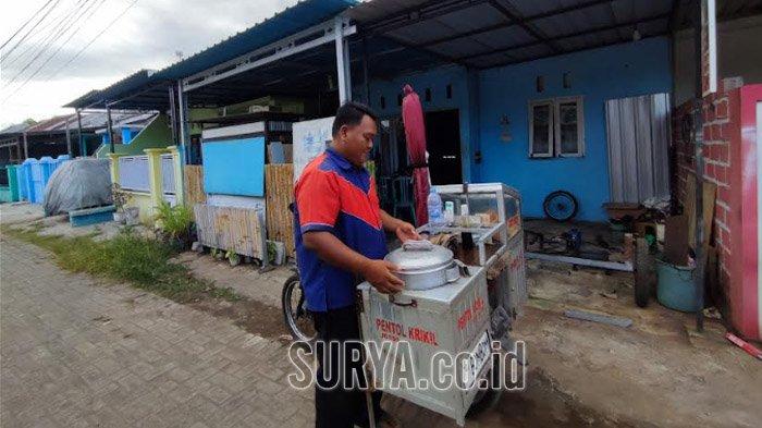 Oky Bayu Ananta menyiapkan dagangan cilok di halaman rumahnya di Griya Pesona, Kelurahan Karangrejo, Kecamatan/Kabupaten Banyuwangi.
