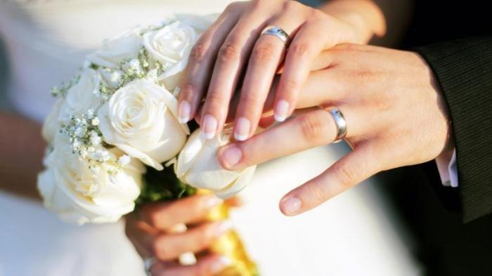 Pasangan suami-istri mendapat predikat pernikahan tercepat. Memutuskan bercerai setelah tiga menit menikah.