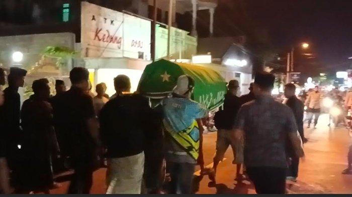 PEMAKAMAN - Suasana duka menyelimuti Desa Kedungadem, Bojonegoro, saat ratusan warga memadati pemakaman umum desa untuk mengantarkan Cipto Rahayu (60) ke peristirahatan terakhirnya, Senin (5/5/2025).