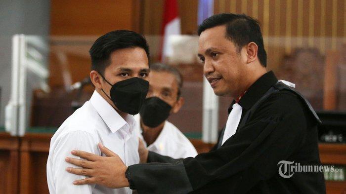 Terdakwa Richard Eliezer atau Bharada E menjalani sidang perdana terkait kasus pembunuhan Brigadir J atau Nofriansyah Yoshua Hutabarat di Pengadilan Negeri Jakarta Selatan, Kamis (18/10/2022). Eliezer yang juga berstatus sebagai justice collaborator itu nampak didampingi petugas dari Lembaga Perlindungan Saksi dan Korban atau LPSK dan juga kuasa hukumnya Ronny Talapessy. Sidang perdana dengan agenda pembacaan dakwaan tersebut dipimpin oleh Ketua Majelis Hakim, Wahyu Iman Santosa.