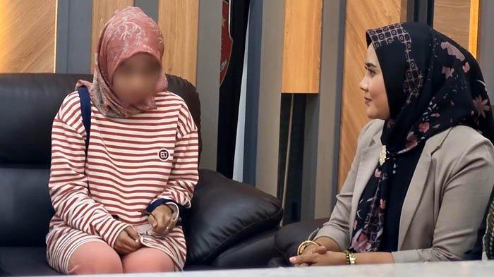 KASUS HEBOH - POD (kiri) saat didampingi kuasa hukumnya, Debby Puspita Sari (kanan) di Mapolres Gresik pada Senin (3/2/2025). POD melaporkan suaminya, Ichlas dan selingkuhanya, Viska yang merupakan pemeran video adegan dewasa yang menghebohkan Gresik, Jawa Timur.