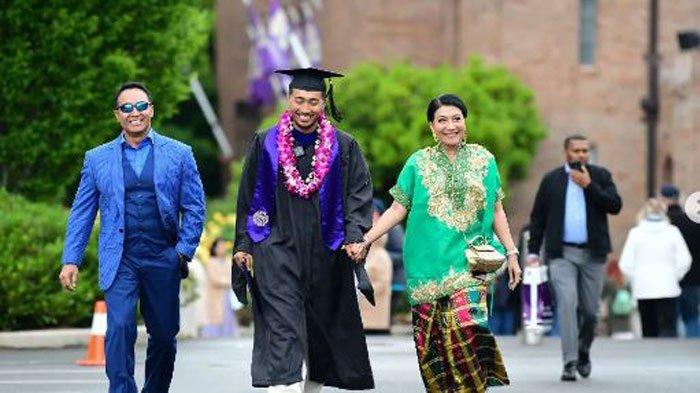Andrew Perkasa bersama Andika Perkasa dan Hetty saat wisuda di University of Washington. Simak profil kampus Andrew.