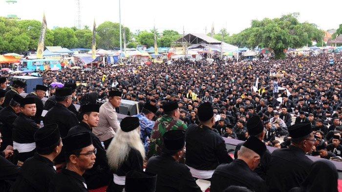 Puluhan ribu anggota Persaudaraan Setia Hati Terate (PSHT) Cabang Ponorogo Pusat Madiun berkumpul dalam kegiatan Bumi Reog Berdzikir, Minggu (29/12/2024).