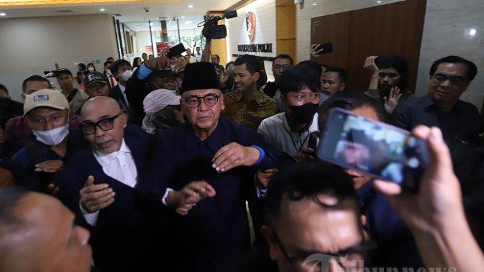 Panji Gumilang berusaha mencari jalan untuk masuk ke gedung Bareskrim Polri, Senin (3/7/2023).
