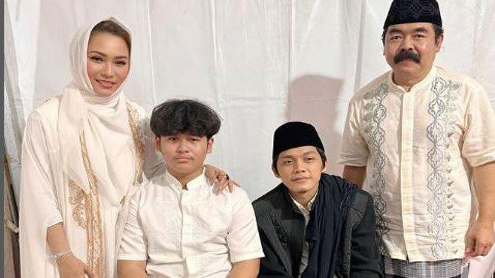 Inul Daratista saat merayakan ultah anaknya di Pasuruan, Jatim.