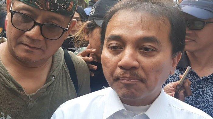 IJAZAH JOKOWI ASLI - Roy Suryo saat menemui wartawan usai melakukan pertemuan dengan pihak rektorat dan pihak Fakuktas Kehutanan UGM terkait dengan ijazah Joko Widodo.