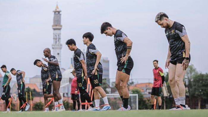 Para Pemain Persebaya Surabaya melakukan peregangan di bawah arahan Paul Munster
