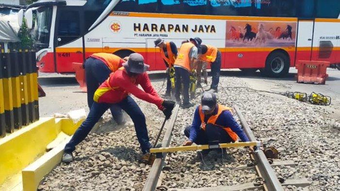 Pt Kai Daop 7 Madiun Lakukan Perbaikan Geometri Rel Kereta Api Di