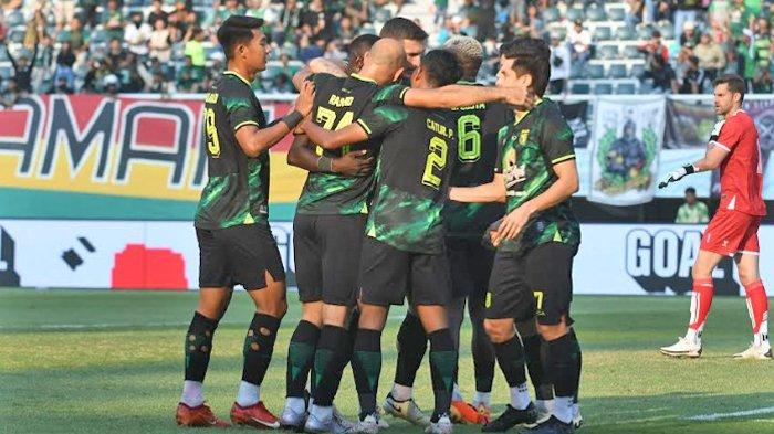 Para pemain Persebaya Surabaya melakukan selebrasi di depan gawang Persik Kediri seusai gol pertama di Stadion Gelora Bung Tomo Surabaya, Minggu (24/8/2024). Pada akhir pertandingan 'Team Launching Game' dengan Persik Kediri ini Persebaya berhasil mengungguli Persik Kediri dengan skor akhir 2-0.