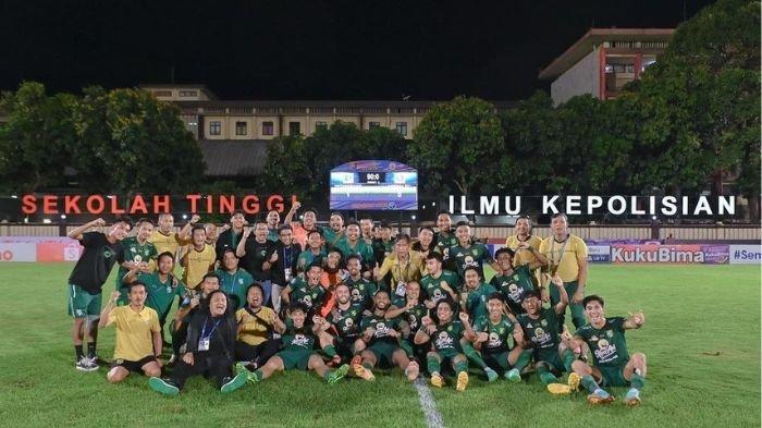 Para pemain Persebaya Surabaya merayakan kemenangan atas Arema FC di Stadion PTIK, Jakarta, Selasa (11/4/2023)
