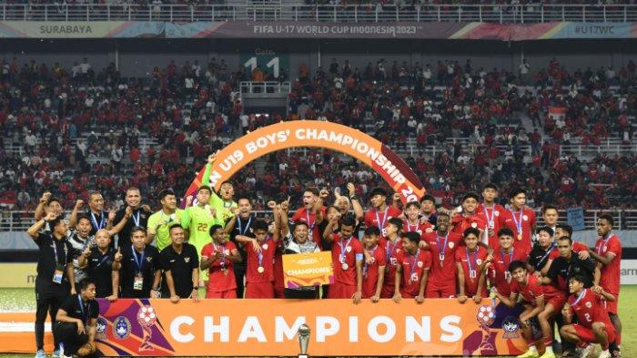 Para pemain, pelatih dan official Timnas U-19 Indonesia meluapkan kegembiraannya di lapangan setelah penyerahan piala pertandingan pada laga final melawan Timnas Thailand yang berlangsung di Stadion Gelora Bung Tomo (GBT) Surabaya, Senin (29/7/2024). Pada final Asean U-19 Boy's Championship 2024 Timnas Indonesia berhasil menundukkan Timnas Thailand 0-1 melalui gol tunggal yang diciptakan Jens Raven pada babak pertama.
