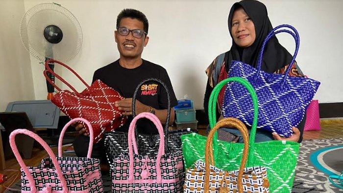 Pasutri Bachron Mustajib dan Umul Hidayah di Ponorogo yang sukses membuat tas jali bermerek TEJE Hidayah. 