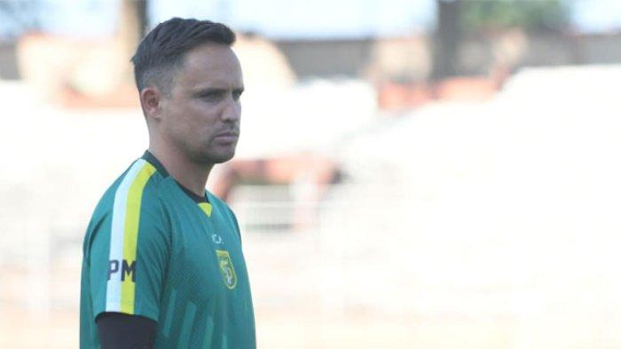 Pelatih Persebaya, Paul Munster saat memimpin latihan tim.
