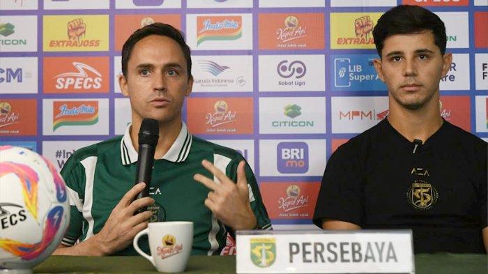 Pelatih Persebaya, Paul Munster dan kapten tim, Bruno Moreira saat jumpa pers di  jelang laga menghadapi Dewa United.
