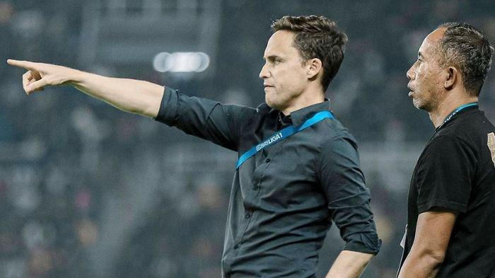 Paul Munster saat memberikan instruksi ke pemain Persebaya Surabaya