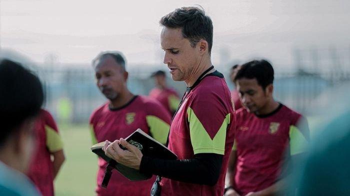 Paul Munster saat memimpin latihan Persebaya Surabaya
