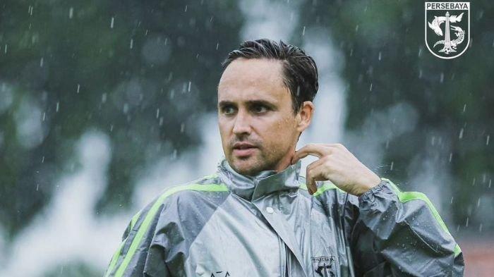 Paul Munster saat mendampingi sesi latihan Persebaya Surabaya. laga kandang melawan PSIS Semarang akan menjadi ujian perdana pelatih asal Irlandia Utara tersebut