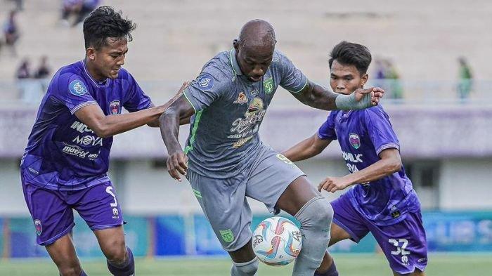 Paulo Henrique saat berebut bola di laga Persita Tangerang vs Persebaya Surabaya