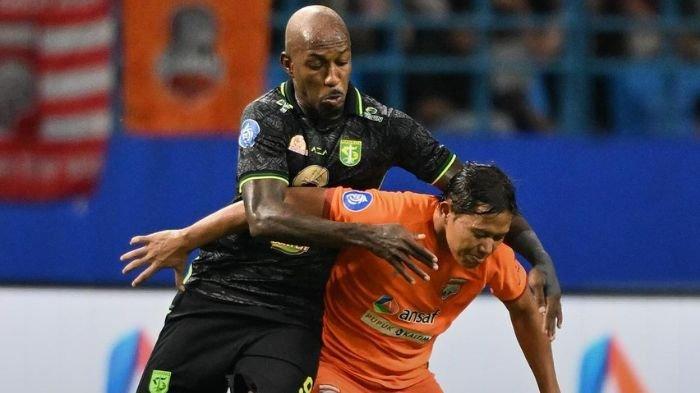 Paulo Henrique saat mengawal Adam Alis di laga Borneo FC vs Persebaya