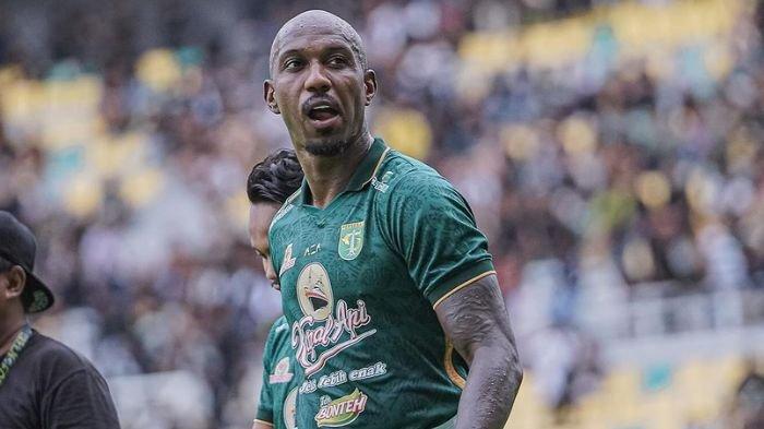 Penyerang Paulo Henrique saat merayakan kemenangan bersama Persebaya Surabaya di Liga 1 2023/2024