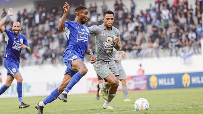 Striker asing Persebaya, Paulo Victor saat berduel dengan pemain PSIS Semarang di Stadion Jatidiri.