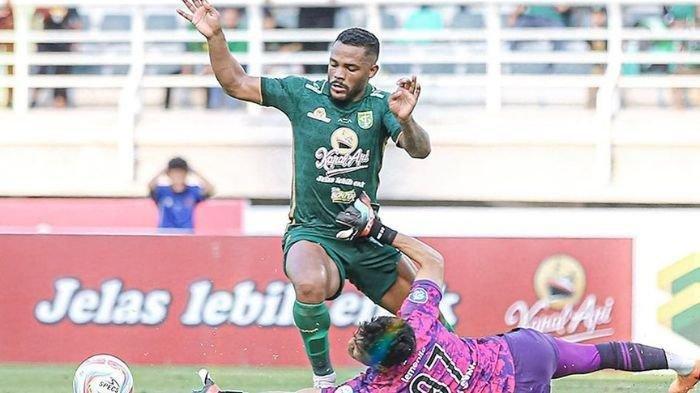 Paulo Victor saat memperkuat Persebaya Surabaya di Liga 1 2023/2024