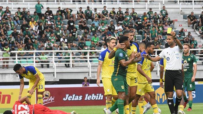 Paulo Victor, striker Persebaya Surabaya saat menerima kartu kuning dari wasit Toriq Alkatiri ketika lawan Barito Putre pada Liga 1. Paulo Victor dan sejumlah pemain harus absen bela Persebaya vs PSS Sleman