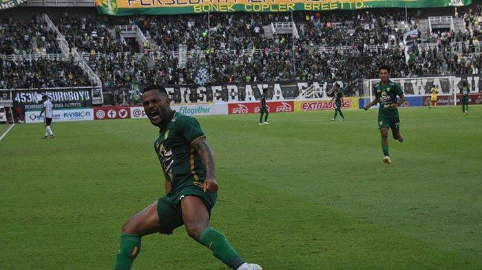 Paulo Victor, striker Persebaya meluapkan kegembiraanya setelah mampu membuat gol perdana di Liga 1 saat lawan Rans Nusantara di Stadion Gelora Bung Tomo (GBT). Striker asal Brasil itu diharapkan menjadi mesin gol Bajul Ijo di laga selanjutnya.
