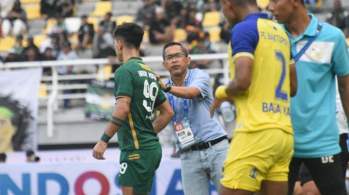 Pelatih Persebaya Aji Santoso beri intruksi ke Bruno Moreira saat lawan Barito Putera di Liga 1 musim ini.