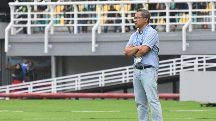 Pelatih Persebaya, Aji Santoso saat melihat pemainnya bertanding di Stadion Gelora Bung Tomo (GBT) Surabaya
