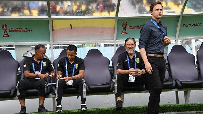 Bonek dan Bonita sebagai pendukung setia Persebaya harus memperpanjang keinginan melihat tim kebangaanya bisa meraih kemenangan di Liga 1. Ini setelah tim polesan Paul Munster hanya mampu bermain 1-1 saat menjamu PSIS Semarang, Selasa (30/1/2023)