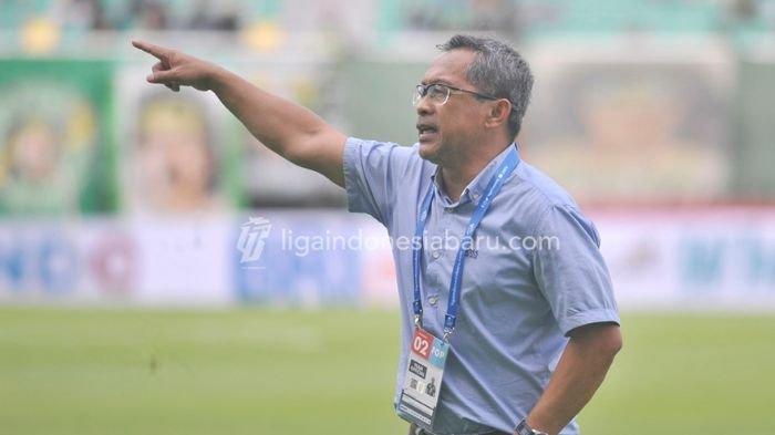 Pelatih Persebaya Surabaya Aji Santoso saat laga melawan Barito Putera di Stadion Gelora Bung Tomo, Surabaya pada Sabtu (8/7/2023), Aji bicara soal rotasi jelang lawan PSIS Semarang