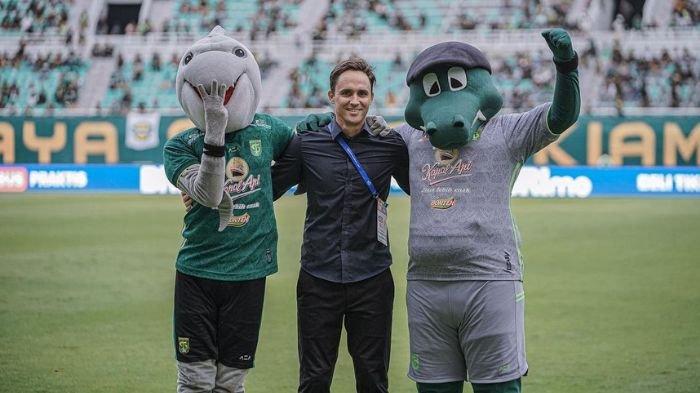 Pelatih Persebaya Surabaya, Paul Munster bersama maskot Bajul Ijo