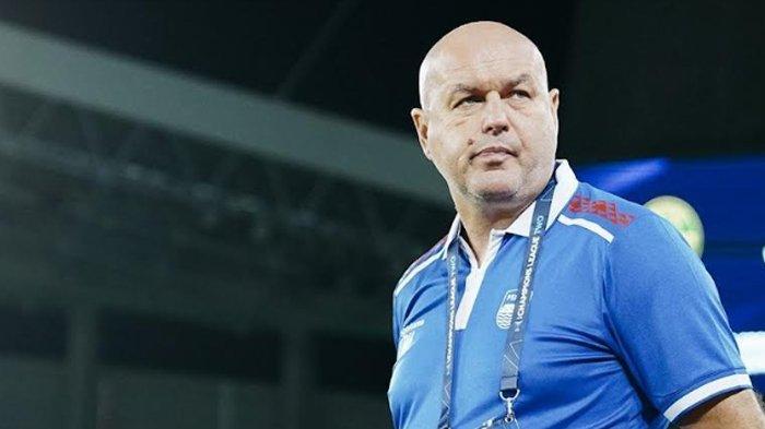 Pelatih Persib Bandung, Bojan Hodak, saat memimpin latihan tim.