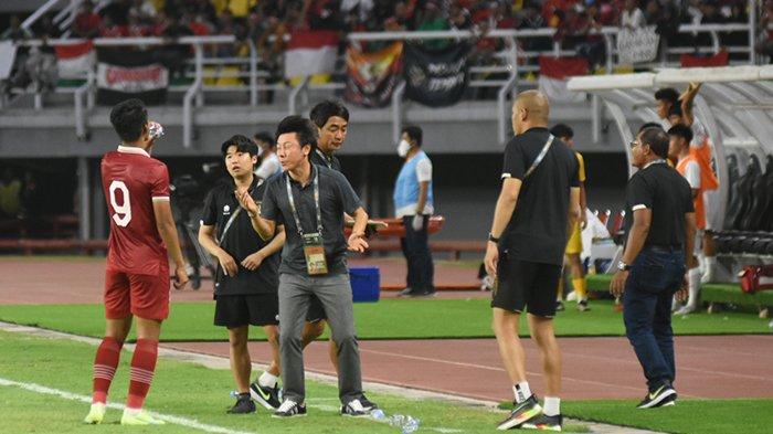 Pelatih Timnas Indonesia, Shin Tae-yong akan memberi tugas asistennya guna memimpin Marc Klok dkk memulai pemusatan latihan (TC) di Surabaya, pada 4 September 2023.