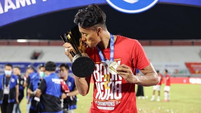 Pemain Bali United, I Made Andhika Wijaya saat merayakan gelar juara Liga 1