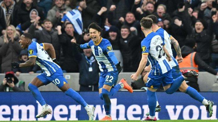 Kaoru Mitoma (Tengah) saat memperkuat Brighton and Holve Albion