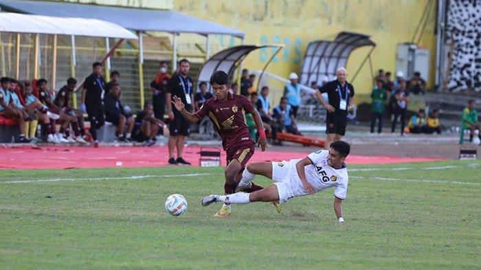 Pemain PSM Makassar dan Persik Kediri berebut bola saat laga Liga 1 di Stadion BJ Habibie Parepare, Sulawesi Selatan