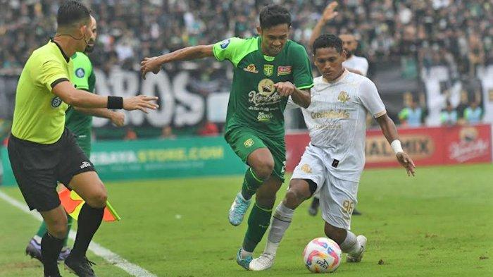 Pemain Persebaya Ardi Idrus berebut bola dengan pemain Arema B Setiawan pada pertandingan yang berlangsung di Stadion Gelora Bung Tomo (GBT) Surabaya, Sabtu (7/12/2024). Pada laga Liga 1 musim 2024/2025 Matchday ke-13 Persebaya Surabaya Vs Arema FC yang berakhir dengan skor 3-2 untuk kemenangan Persebaya.