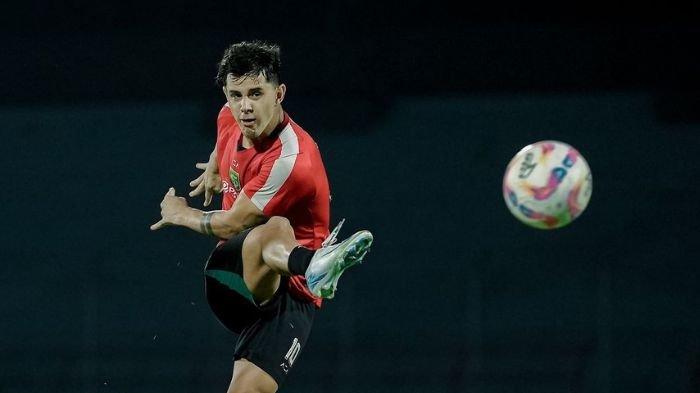 Pemain Persebaya Surabaya, Bruno Moreira menendang bola di sesi latihan