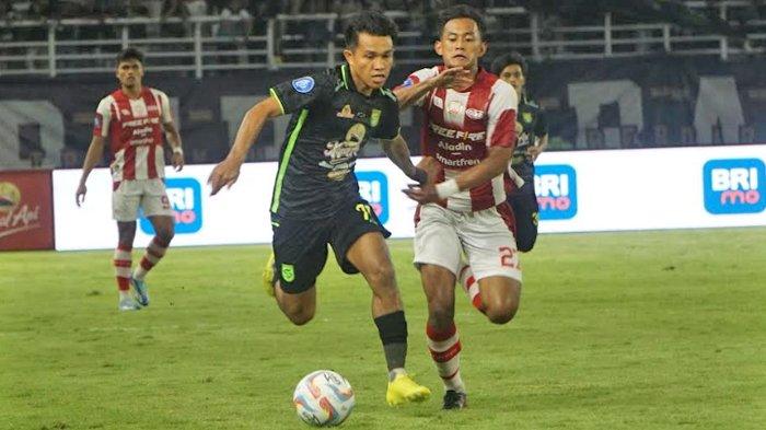 Pemain Persebaya Surabaya Kasim Botan dan pemain Persis Solo M Kanu (kanan) saling berebut bola pada laga di Stadion Gelora Bung Tomo Surabaya, Rabu (13/12/2023). Pada pertandingan Liga 1 musim 2023/2024 matchday ke-18 Persebaya Surabaya Vs Persis Solo ini skor berakhir imbang.