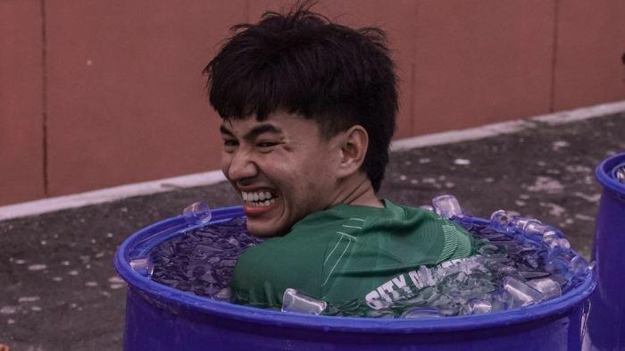 Pemain Persebaya Surabaya, M Iqbal saat melaksanakan ice bath usai latihan