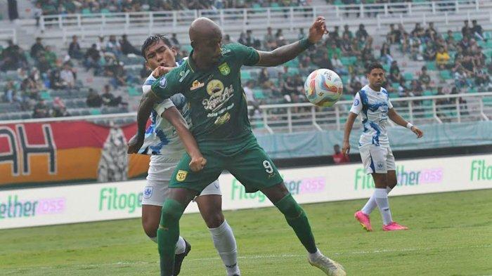 Pemain Persebaya Surabaya P Henrique (depan) dibayangi pemain PSIS Semarang pada pertandingan yang berlangsung di Stadion Gelora Bung Tomo (GBT) Surabaya, Selasa (30/1/2024). Pada Liga 1 musim 2023/ 2024 Matchday ke-20 ini Persebaya ditahan imbang PSIS dengan skor akhir 1-1.