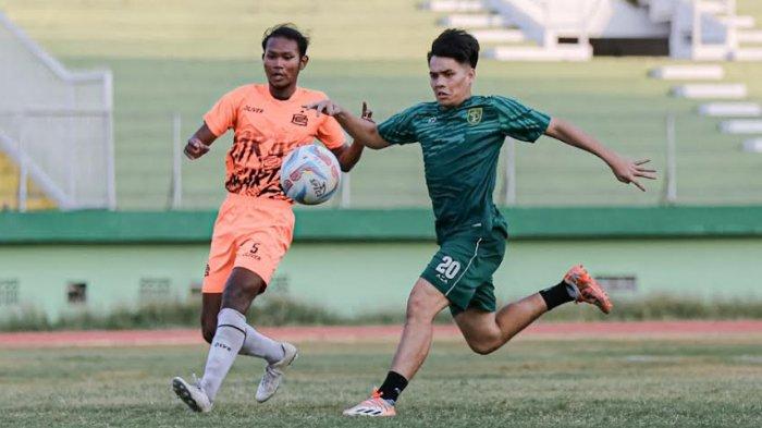 Pemain Persebaya Surabaya, Wildan Ramdhani (kanan), berduel dengan pemain Maestro FC dalam uji coba di Stadion Gelora Delta Sidoarjo sore tadi (12/10/2023).